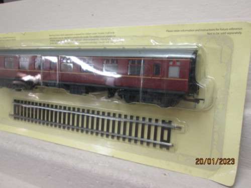 OO SCALE : BRITISH RAILWAY -  MAROON COACH