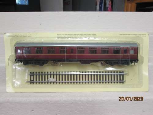 OO SCALE : BRITISH RAILWAY -  MAROON COACH