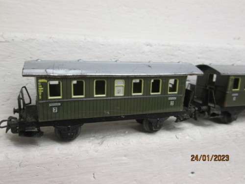 HO SCALE : MARKLIN : X2 GREEN SECOND CLASS COACHES