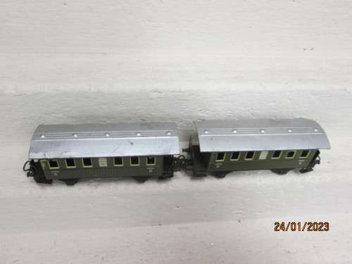 HO SCALE : MARKLIN : X2 GREEN SECOND CLASS COACHES