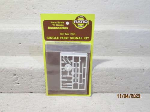 N SCALE: RATIO: SINGLE POST SIGNAL KIT - BOXED