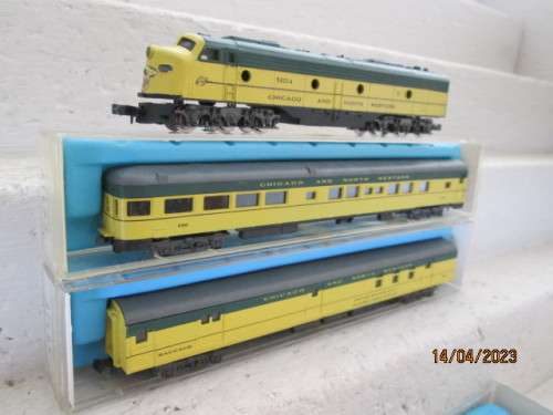 N SCALE : ATLAS : CHIGAGO AND NORTH WESTERN - DIESEL AND PASSENGER COACH SET - BOXED