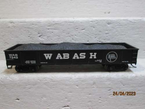 HO SCALE : BACHMANN : WABASH - OPEN GOODS WITH COAL LOAD
