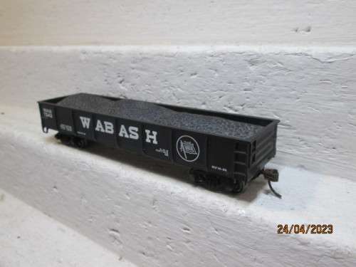 HO SCALE : BACHMANN : WABASH - OPEN GOODS WITH COAL LOAD