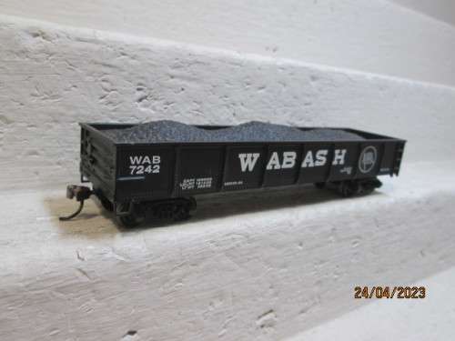 HO SCALE : BACHMANN : WABASH - OPEN GOODS WITH COAL LOAD