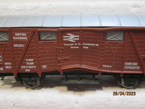 HO SCALE : LIMA : BOX CAR -  BRITISH RAILWAY