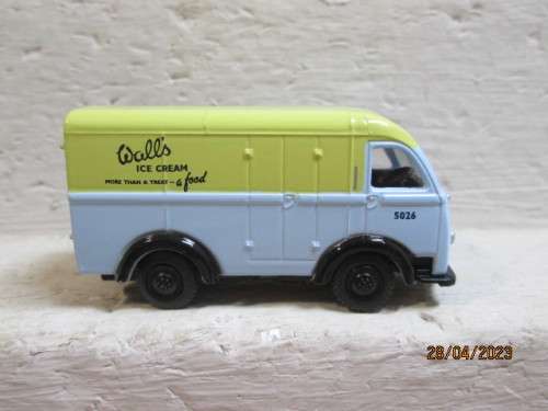 OO SCALE : OXFORD : TRUCK PANEL VAN - WALLS ICECREAM - BOXED