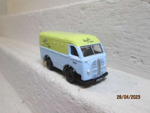 OO SCALE : OXFORD : TRUCK PANEL VAN - WALLS ICECREAM - BOXED