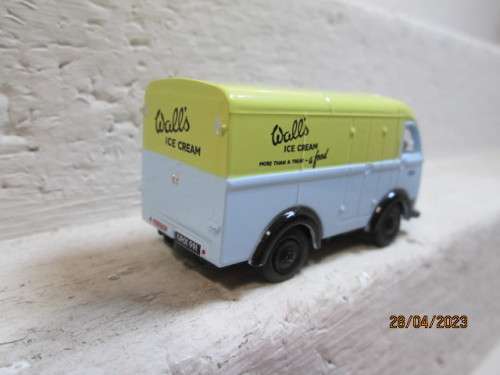 OO SCALE : OXFORD : TRUCK PANEL VAN - WALLS ICECREAM - BOXED