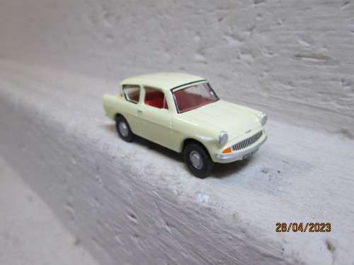 OO SCALE : OXFORD : FORD ANGLIA CAR  - BOXED