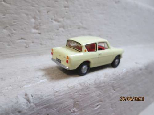 OO SCALE : OXFORD : FORD ANGLIA CAR  - BOXED