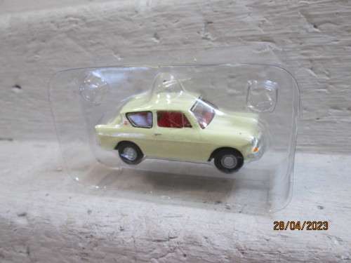OO SCALE : OXFORD : FORD ANGLIA CAR  - BOXED