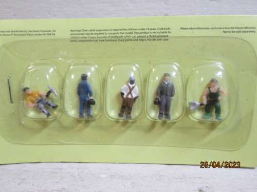 HO / OO SCALE : RAILWAY FIGURINES & PERSONEL - X5 - BOXED