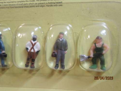 HO / OO SCALE : RAILWAY FIGURINES & PERSONEL - X5 - BOXED