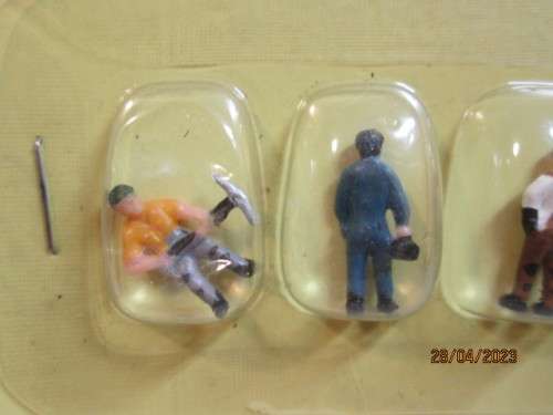 HO / OO SCALE : RAILWAY FIGURINES & PERSONEL - X5 - BOXED