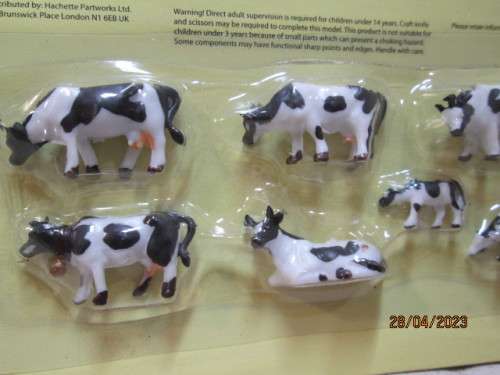 HO / OO SCALE : COWS - X7 - BOXED