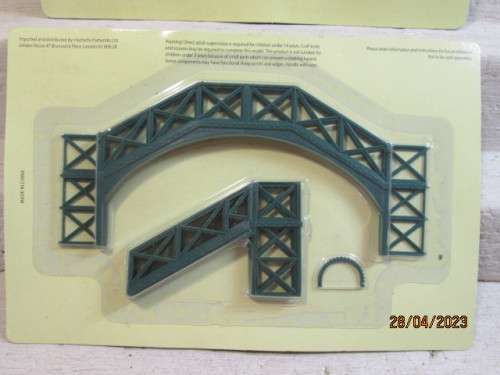 HO / OO SCALE : DOUBLE RAIL PEDESTRIAN BRIDGE - KIT - BOXED