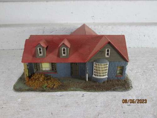 HO SCALE : LARGE HOUSE