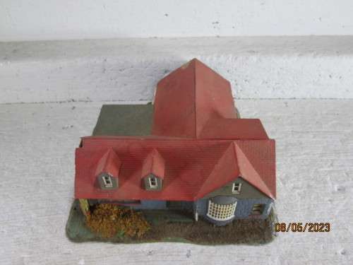 HO SCALE : LARGE HOUSE