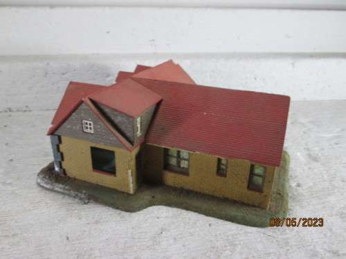 HO SCALE : LARGE HOUSE