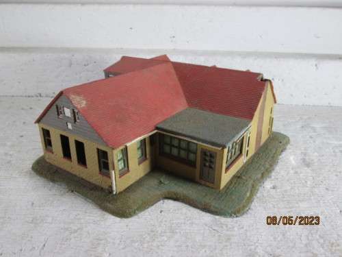 HO SCALE : LARGE HOUSE