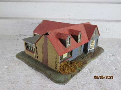 HO SCALE : LARGE HOUSE