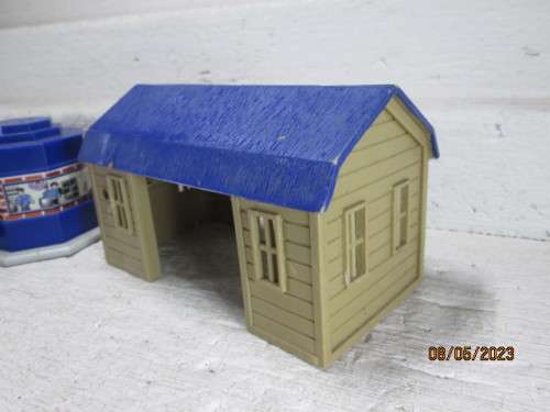 HO SCALE : POLICE STATION & SHED