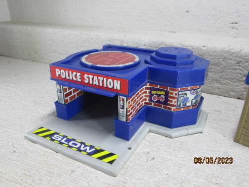 HO SCALE : POLICE STATION & SHED