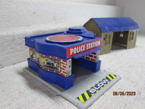 HO SCALE : POLICE STATION & SHED