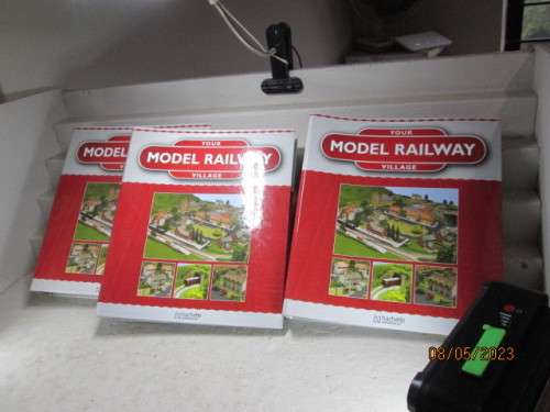 OO SCALE : YOUR MODEL RAILWAY VILLAGE MAGAZINES - X3 FILES