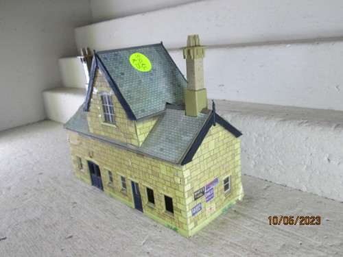 OO SCALE : HORNBY STATION BULDING