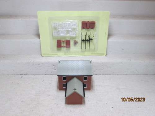 OO SCALE : T-SHAPED BUILDING