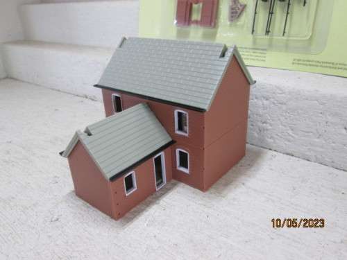 OO SCALE : T-SHAPED BUILDING