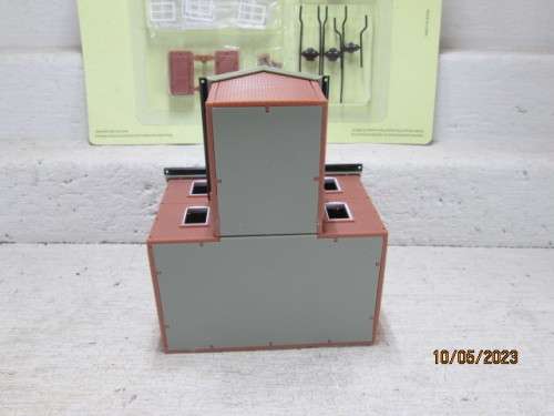 OO SCALE : T-SHAPED BUILDING