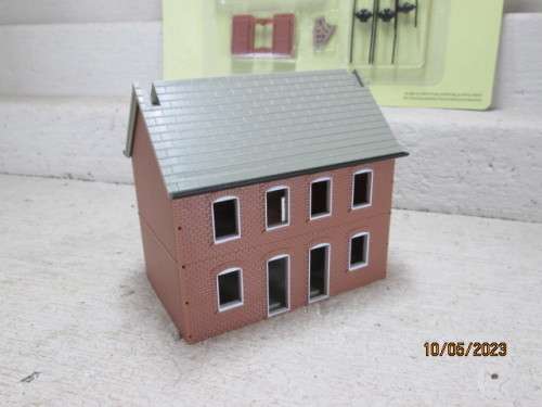 OO SCALE : T-SHAPED BUILDING
