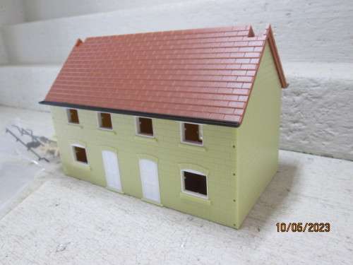 OO SCALE : DOUBLE STORY BUILDING