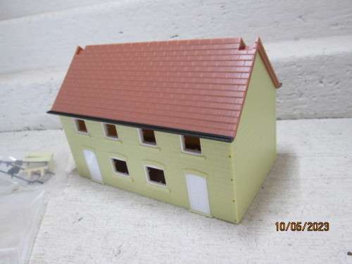 OO SCALE : DOUBLE STORY BUILDING