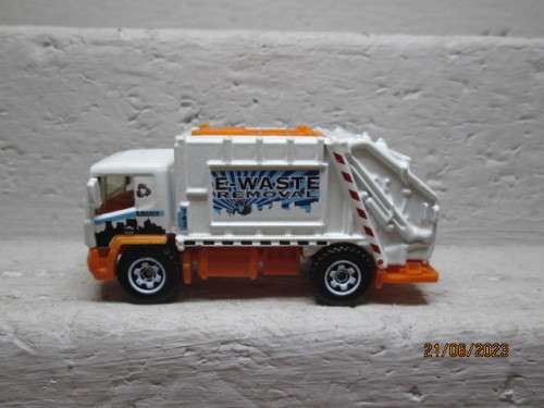HO SCALE : MATCHBOX : GARBAGE TRUCK