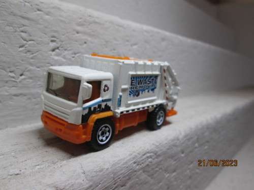 HO SCALE : MATCHBOX : GARBAGE TRUCK