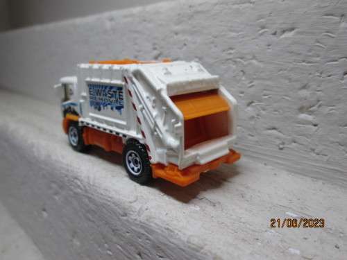 HO SCALE : MATCHBOX : GARBAGE TRUCK