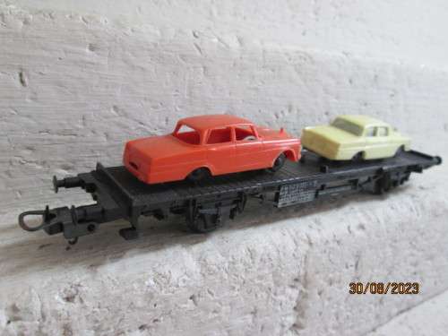 HO SCALE : LIMA -OPEN GOODS WITH MERCEDES CAR LOAD