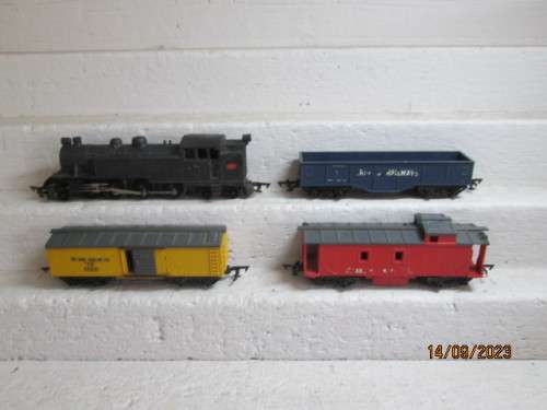 OO SCALE : TRIANG - STEAM LOCOMOTIVE + X3 GOODS WAGONS - MADE IN SOUTH AFRICA