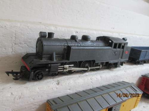 OO SCALE : TRIANG - STEAM LOCOMOTIVE + X3 GOODS WAGONS - MADE IN SOUTH AFRICA