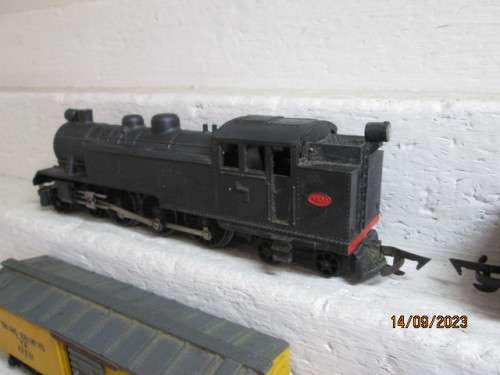 OO SCALE : TRIANG - STEAM LOCOMOTIVE + X3 GOODS WAGONS - MADE IN SOUTH AFRICA