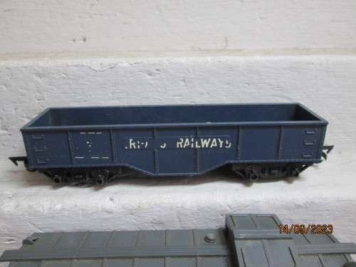 OO SCALE : TRIANG - STEAM LOCOMOTIVE + X3 GOODS WAGONS - MADE IN SOUTH AFRICA