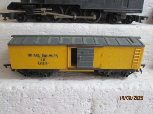 OO SCALE : TRIANG - STEAM LOCOMOTIVE + X3 GOODS WAGONS - MADE IN SOUTH AFRICA