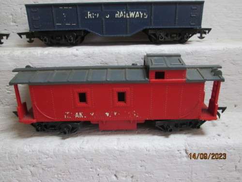 OO SCALE : TRIANG - STEAM LOCOMOTIVE + X3 GOODS WAGONS - MADE IN SOUTH AFRICA