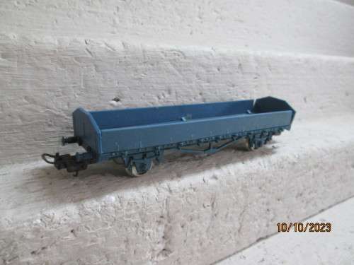 HO SCALE : LIMA - BLUE OPEN GOODS WAGON