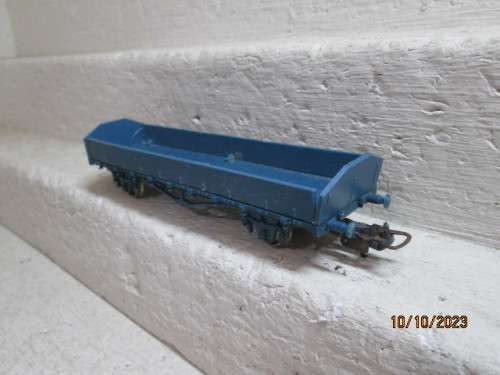 HO SCALE : LIMA - BLUE OPEN GOODS WAGON