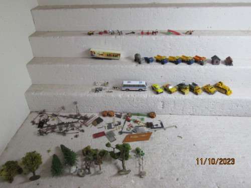 N SCALE : LARGE COLLECTION OF VEHICLES, ANIMALS & SCENERY BITS & PIECES